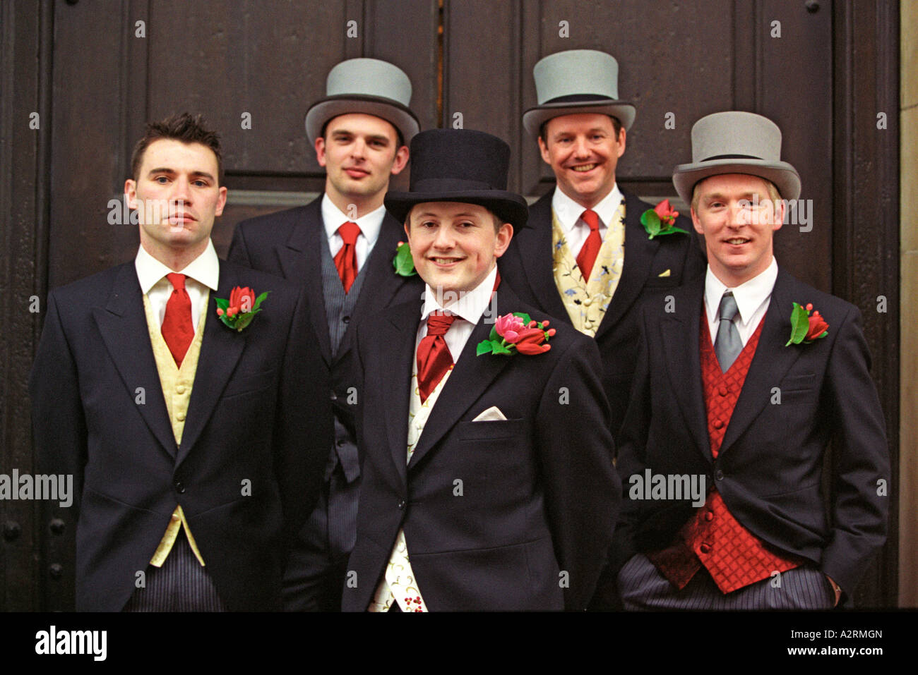 Bräutigam mit seinem Trauzeugen und Groomsmen warten die Braut in der Kirche Stockfoto