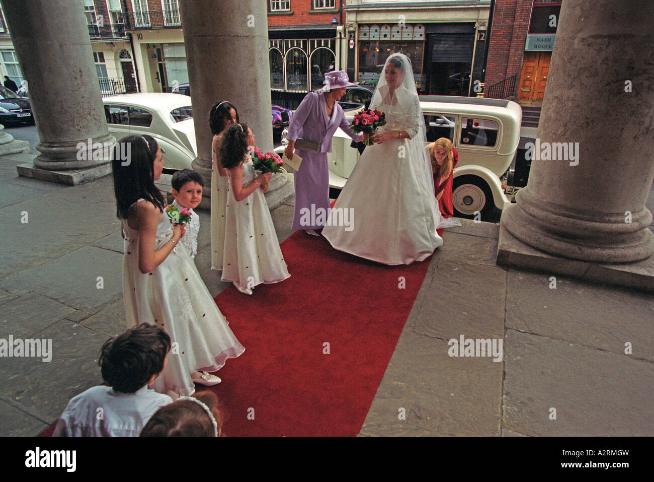 Braut kommt in der Kirche von begrüßt ihre Brautjungfern und Pageboys Stockfoto