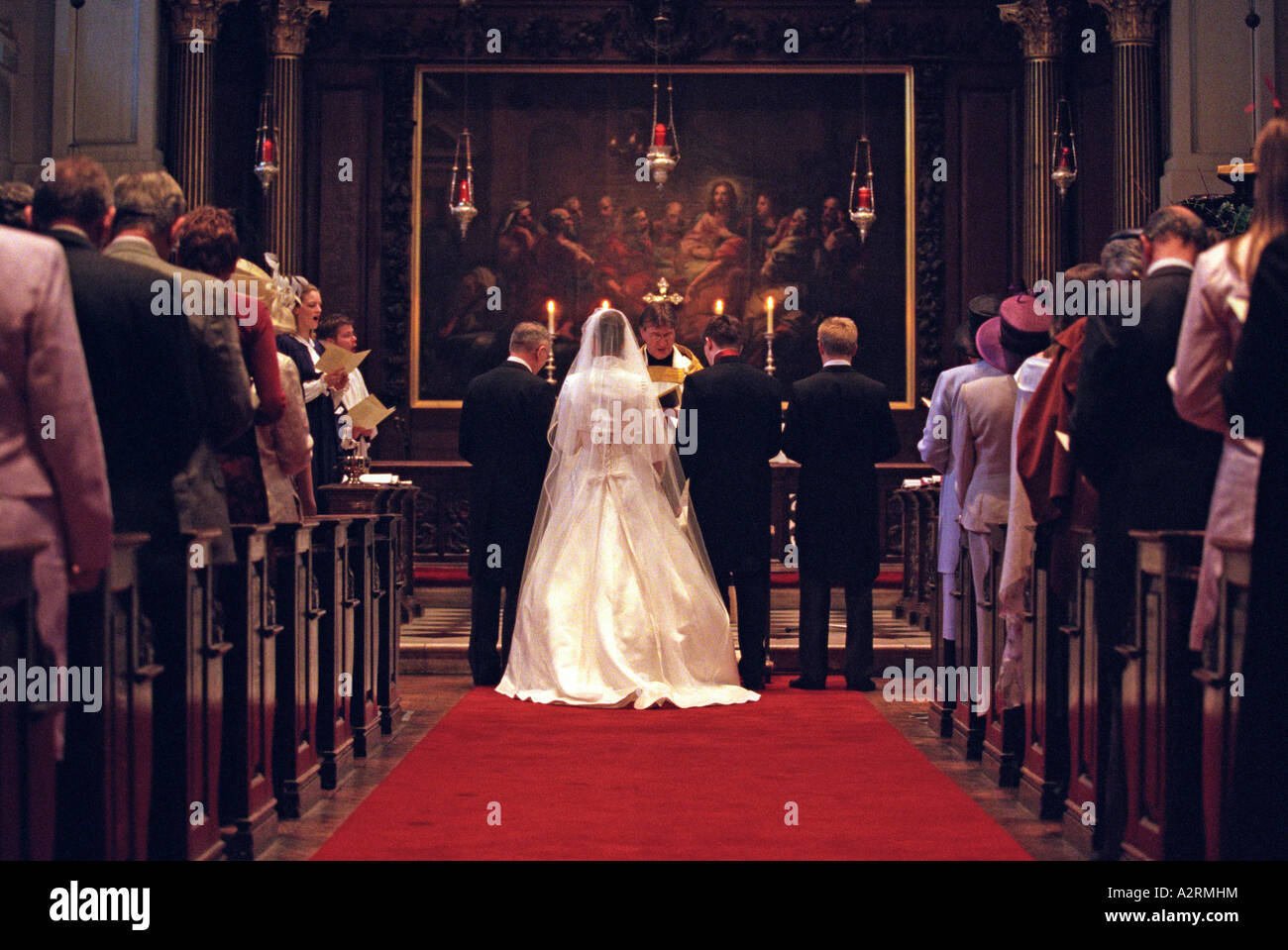 Braut auf dem Altar in St. George Church London mit ihrem Bräutigam und Vater Stockfoto