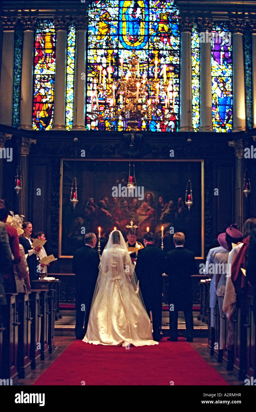 Braut auf dem Altar in St. George Church London mit ihrem Bräutigam und Vater Stockfoto