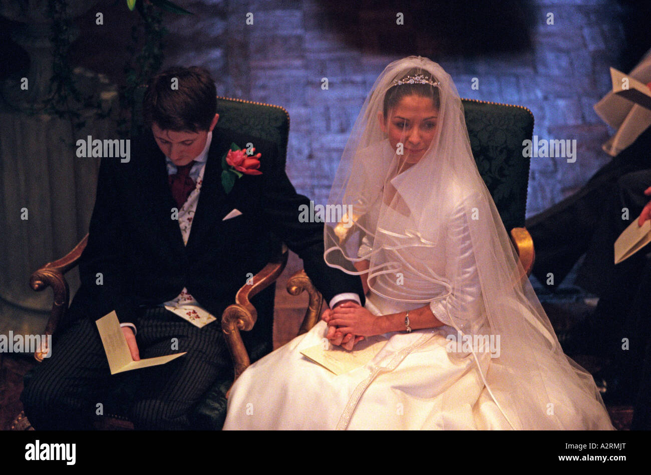 Braut und Bräutigam während ihrer Hochzeitsservice an Str. Georges Kirche Hanover Square in London Stockfoto