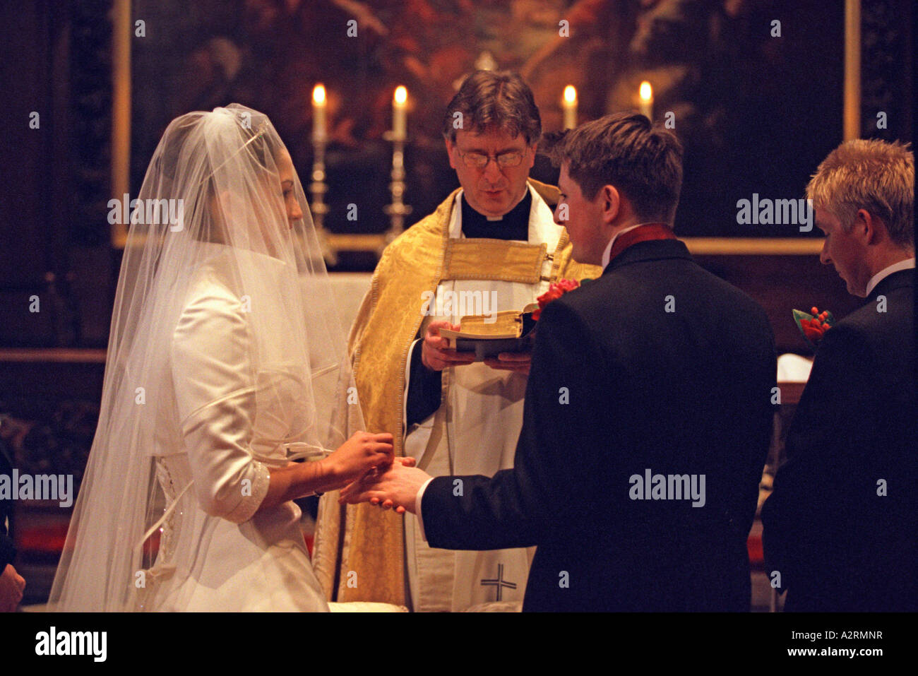Braut auf dem Altar mit ihrem Bräutigam Austausch Trauringe in St. George Church London Stockfoto