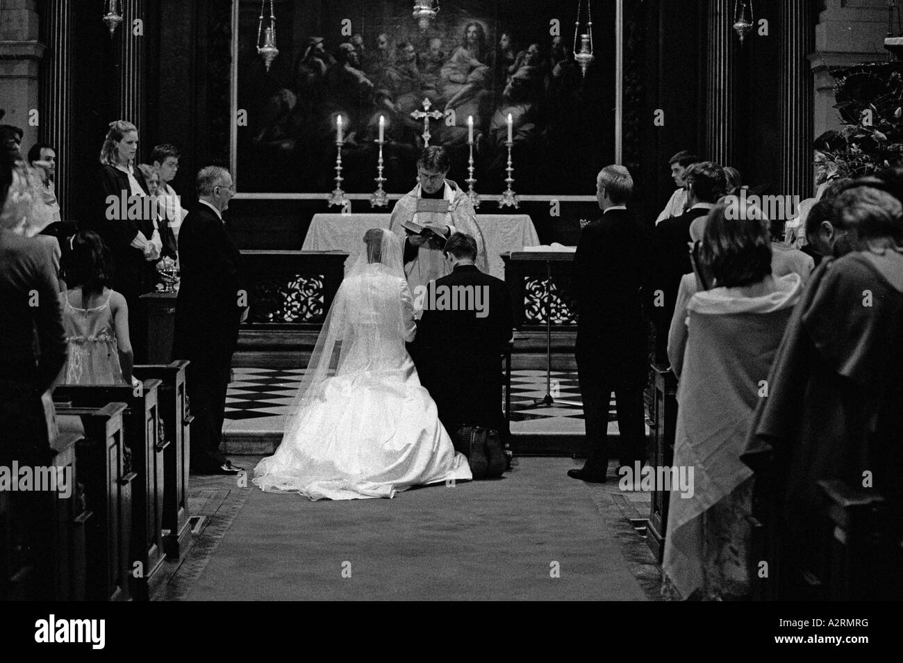 Braut auf dem Altar mit ihrem Bräutigam machen ihre Gelübde in St. George Church London Stockfoto