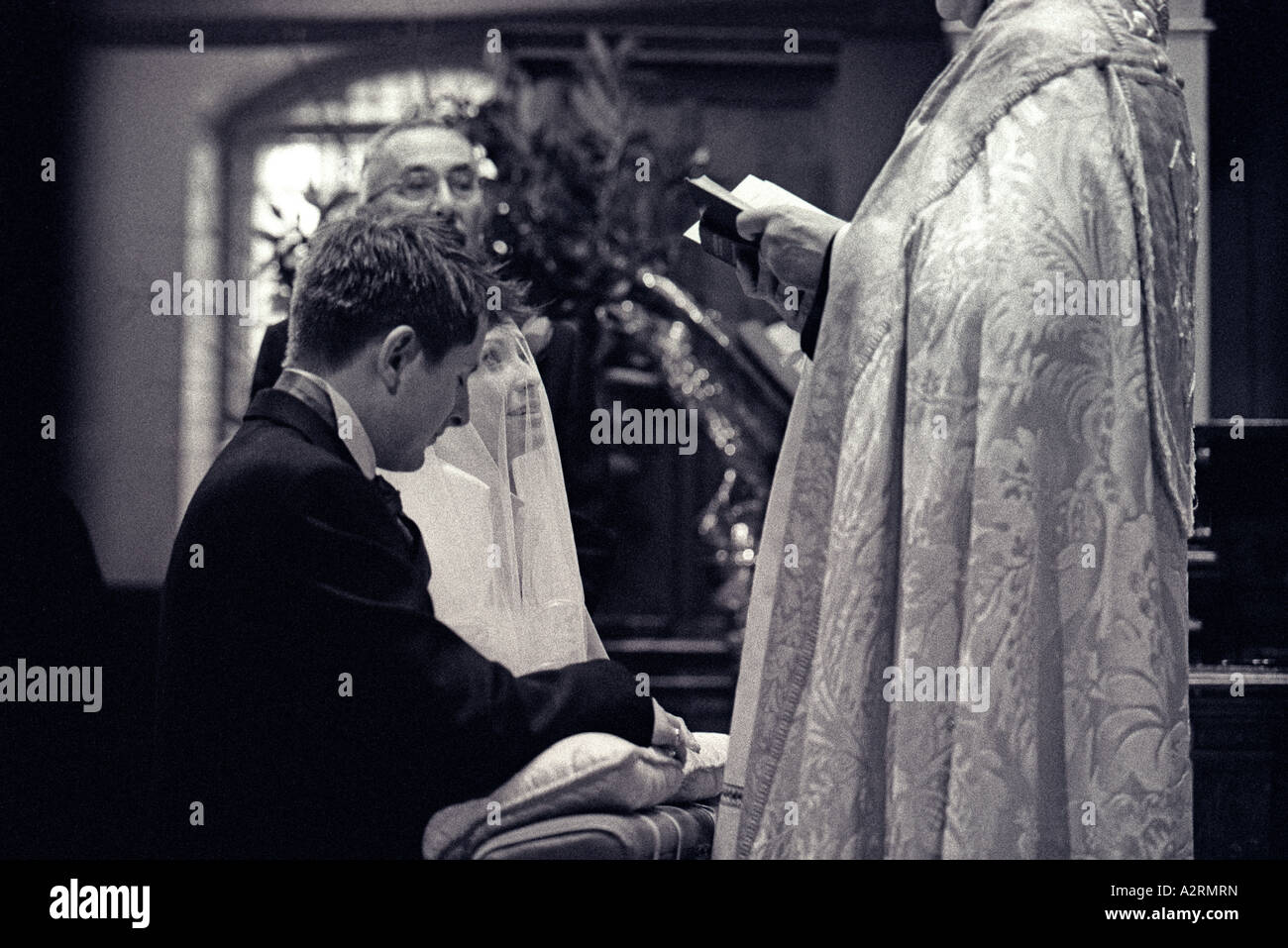 Braut auf dem Altar mit ihrem Bräutigam machen ihr Eheversprechen in St. George Church London Stockfoto