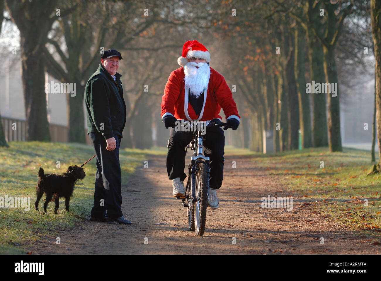 VATER WEIHNACHTEN ON A BICYCLE Stockfoto