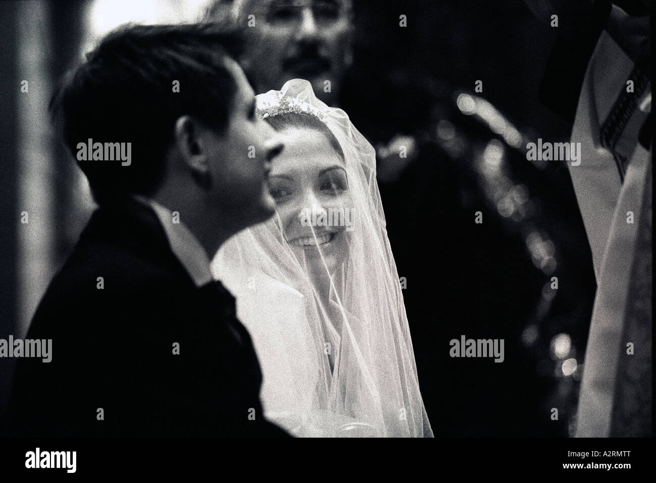Braut auf dem Altar blickt liebevoll auf ihrem Bräutigam in St. George Church London Stockfoto