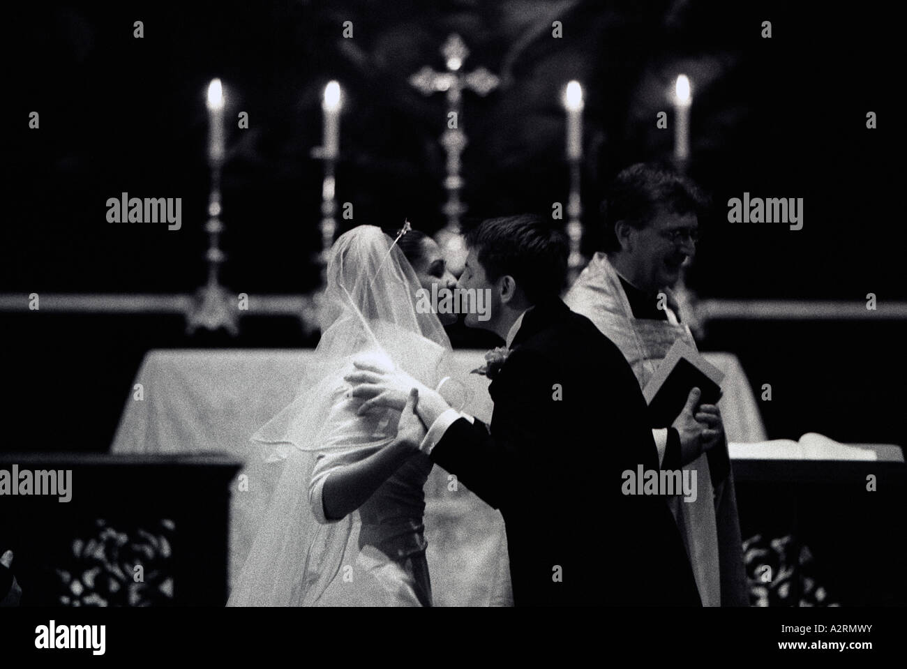 Braut und ihr Bräutigam küssen in St. George Church London Stockfoto
