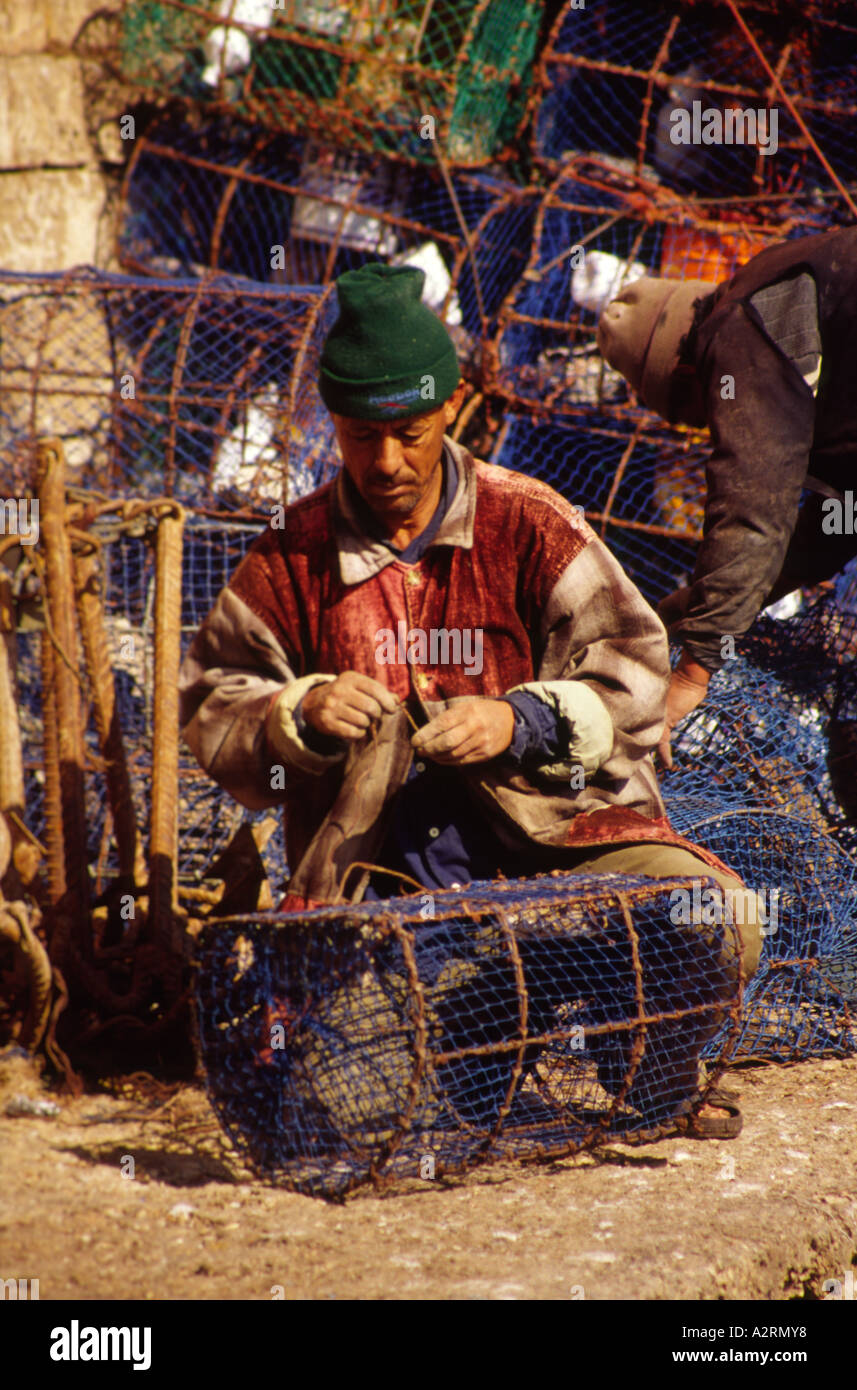 Vertikale Porträt von Fischer Flicken Hummer Töpfe, Essaouira Hafen, Marokko, Nordafrika Stockfoto