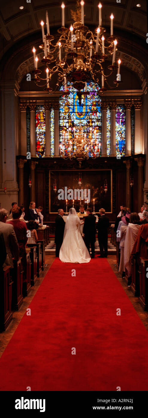 Braut auf dem Altar mit ihrem Bräutigam machen ihr Eheversprechen in St. George Church London Stockfoto