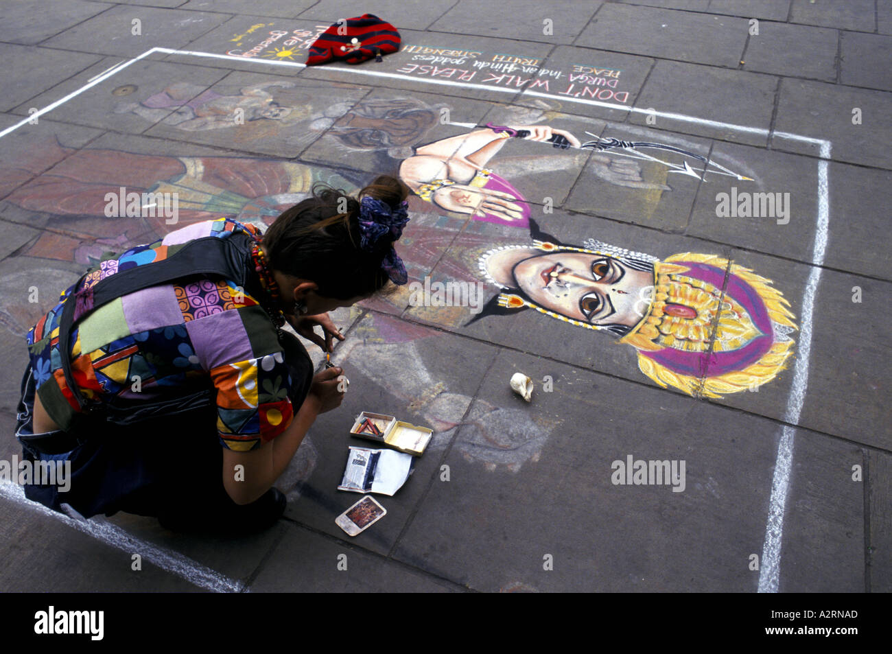 Streetart-Künstler zeichnen auf Bürgersteig Edinburgh Fringe Festival Stockfoto