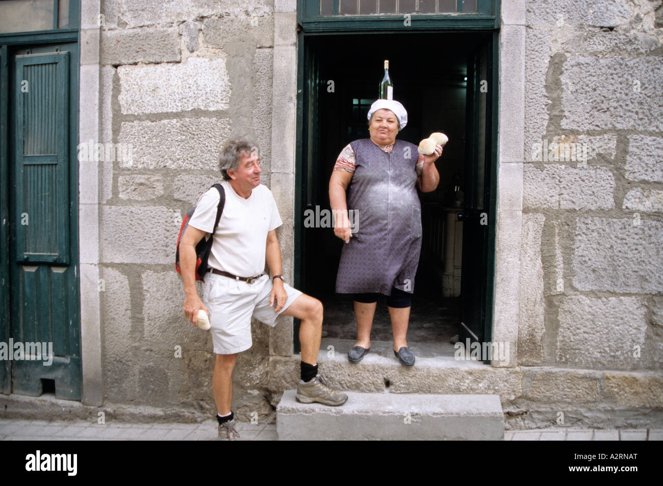 Öffnen der Öfen in einem traditionellen Holz gefeuert Bäckerei auf portugiesischen Douro-Tal Stockfoto