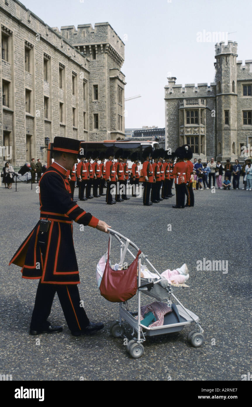 Tower von London Beefeater hüten ein baby Stockfoto