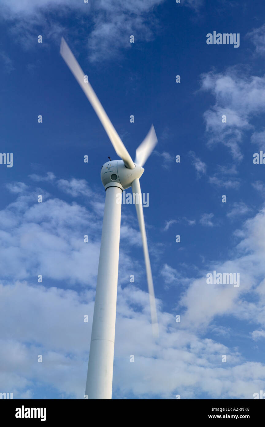 Windturbine gegen Himmel Stockfoto