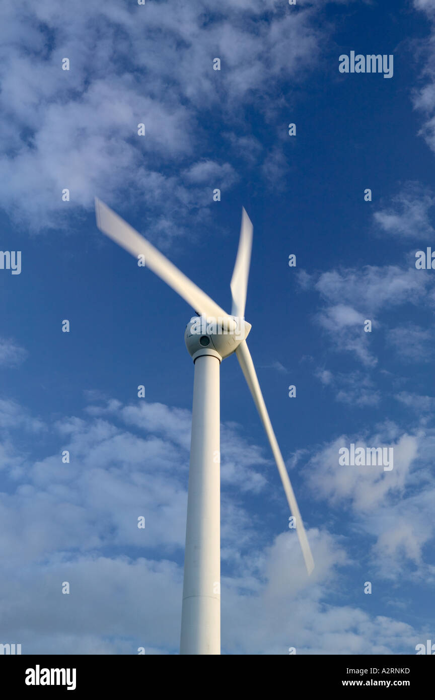 Windturbine gegen Himmel Stockfoto