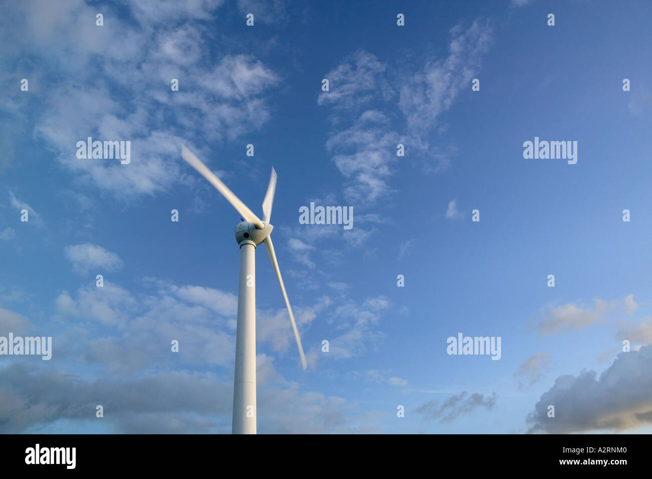 Windturbine gegen Himmel Stockfoto