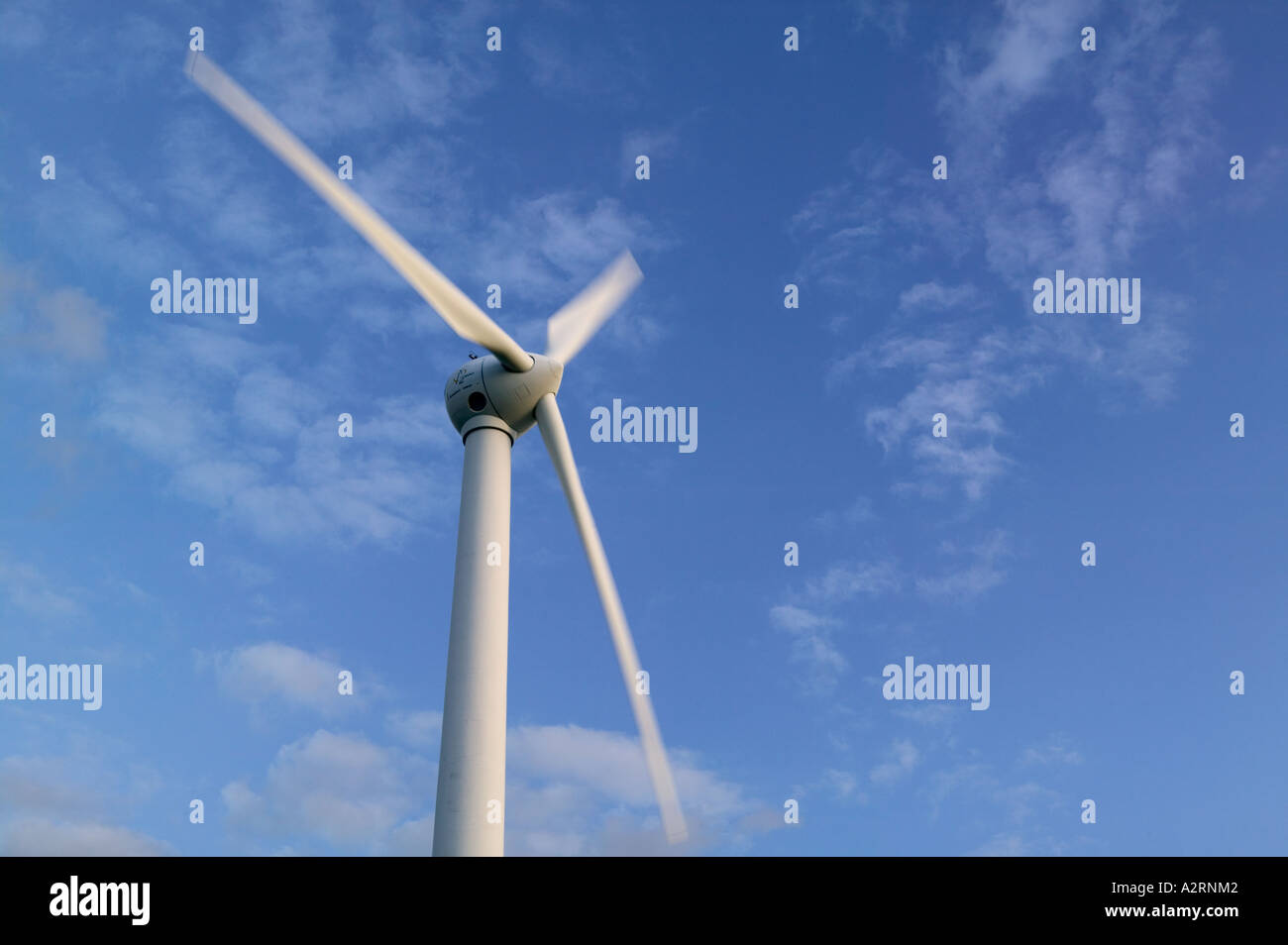 Windturbine gegen Himmel Stockfoto
