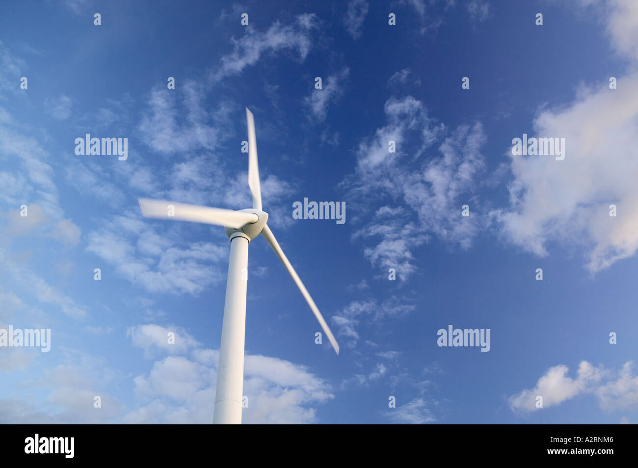 Windturbine gegen Himmel Stockfoto