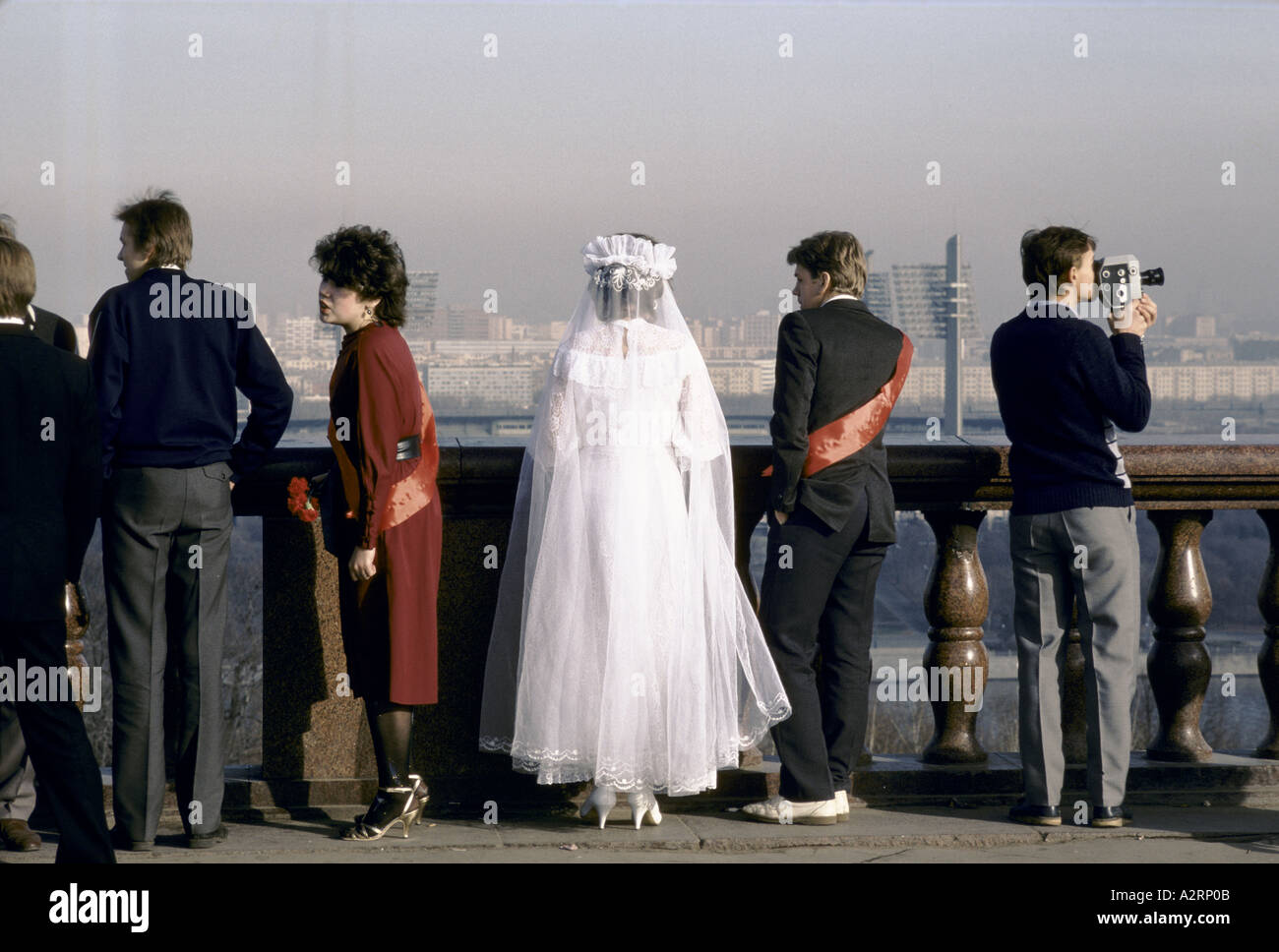 frisch verheiratete Braut Bräutigam stehend mit Gästen Blick auf Stadtbild von Hochhäusern in Moskau Russland Stockfoto