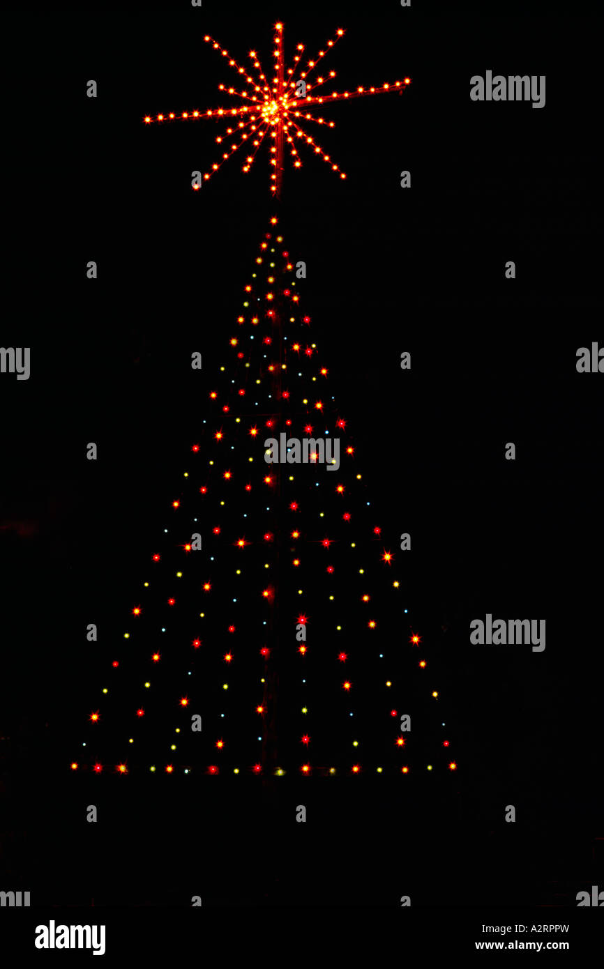 Lichter und Sterne am Weihnachtsbaum Stockfoto