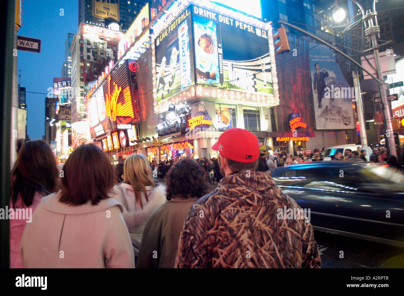 Menschenmassen ot Touristen Pack Times Square am Abend vor Neujahr s Eve Stockfoto