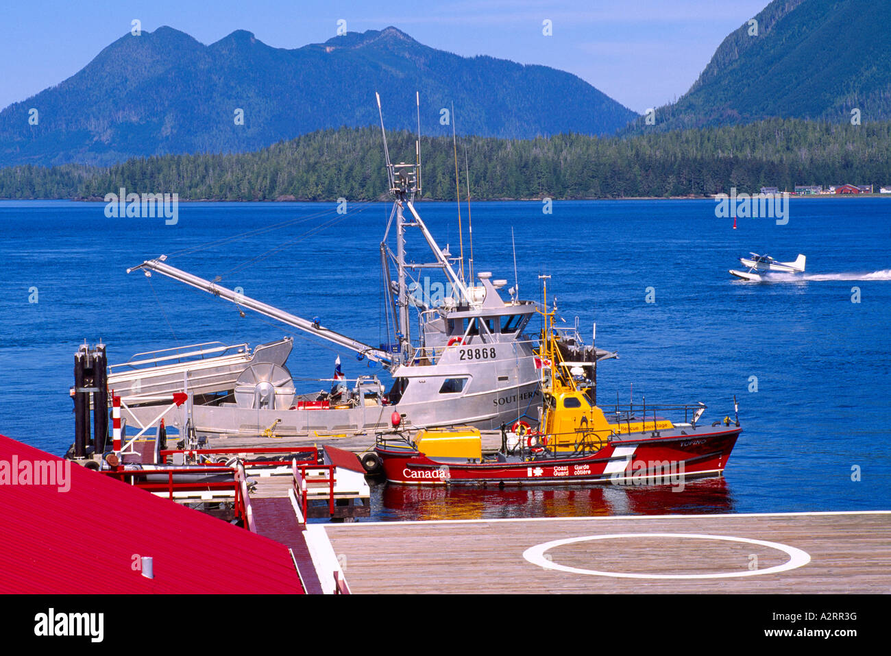 Tofino, BC, Vancouver Island, British Columbia, Kanada - Canadian Coast Guard Station, Boot und Hubschrauberlandeplatz im Hafen / Hafen Stockfoto