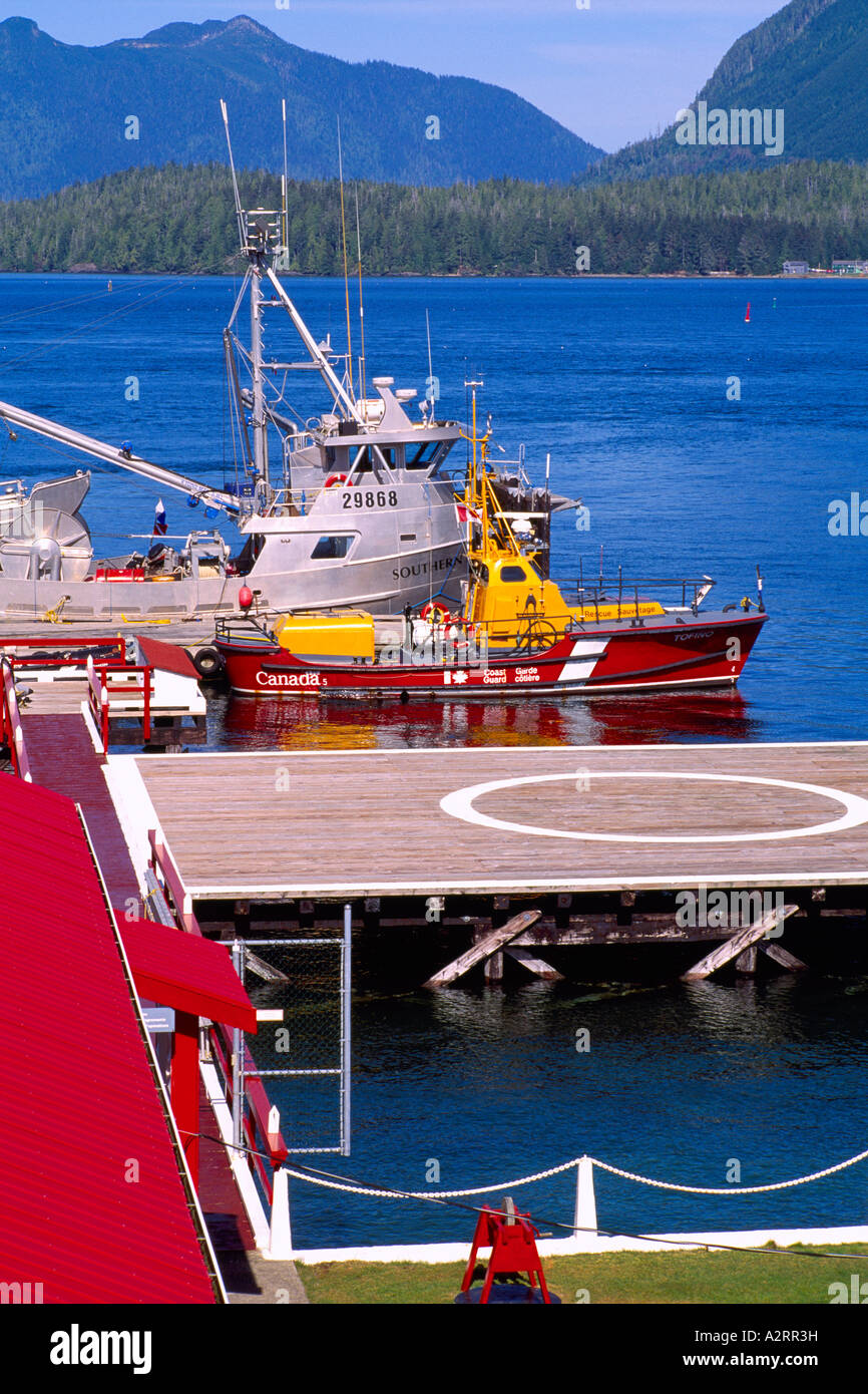 Tofino, BC, Vancouver Island, British Columbia, Kanada - Canadian Coast Guard Station, Boot und Hubschrauberlandeplatz im Hafen / Hafen Stockfoto