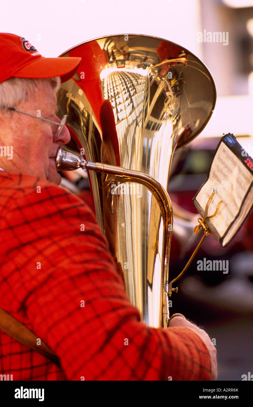 Ein Senior-Mann eine Tuba in einer Band spielen Stockfoto