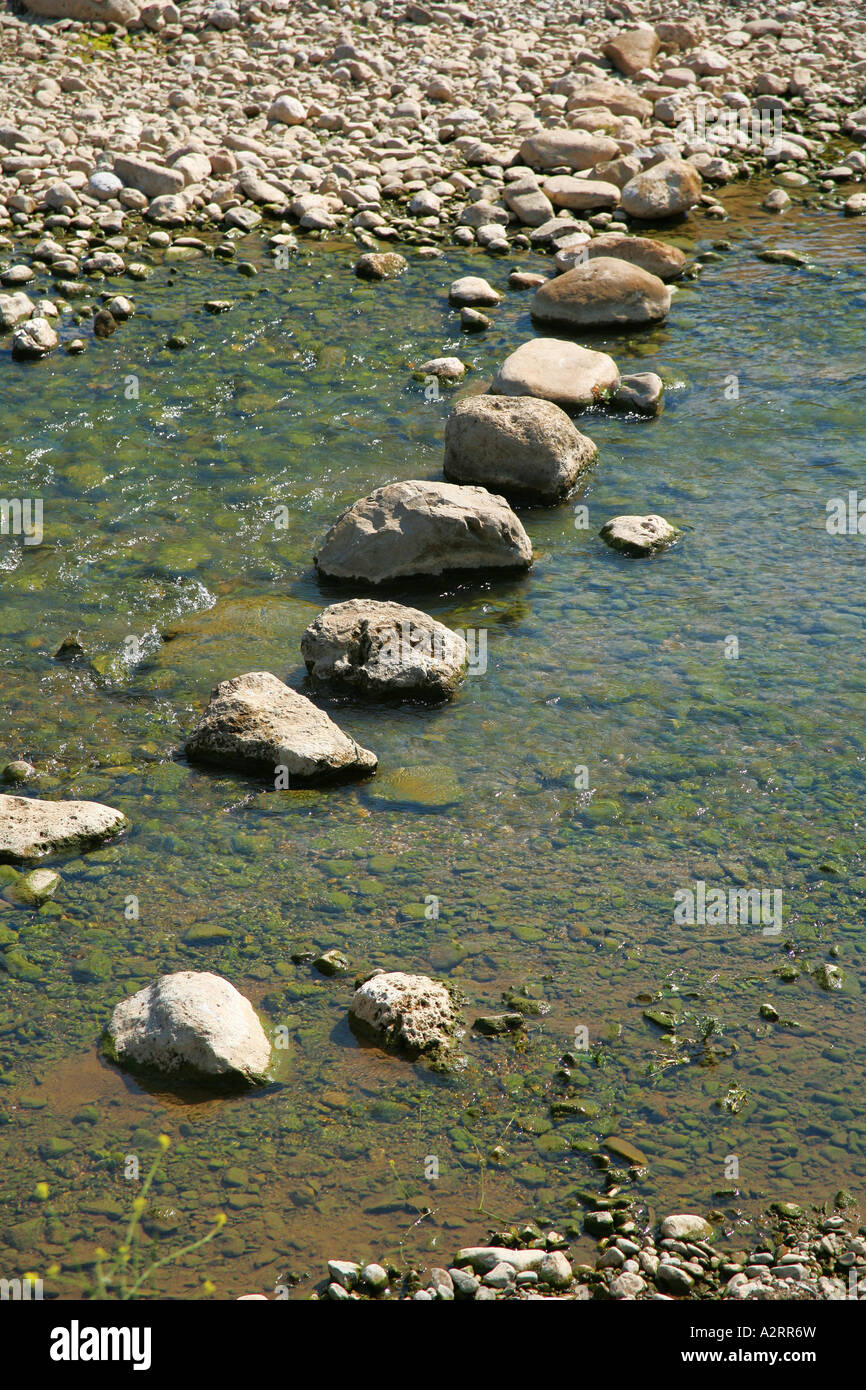 Steinen für Fuß den Fluss acros Stockfoto