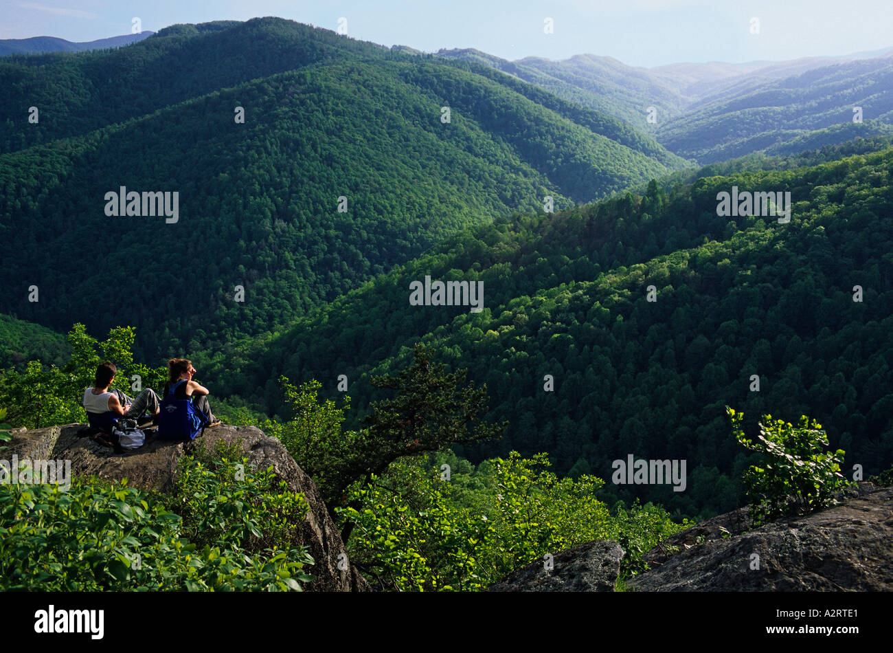 Virginia Blue Ridge Parkway zwanzig Minute Cliff Besucher nehmen im späteren Nachmittag Ansicht Stockfoto