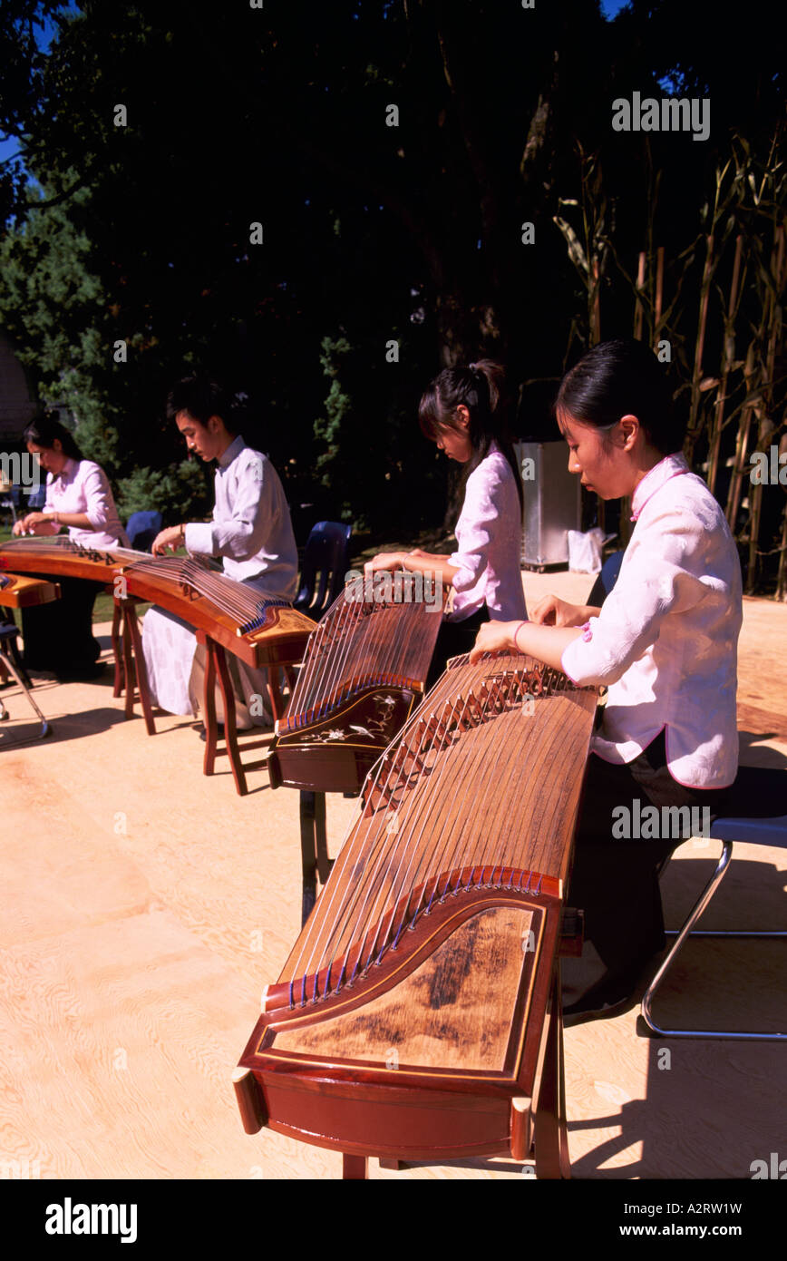 Orientalische Musiker spielen chinesische Zither / Harfe (aka Guzheng), Vancouver, BC, Britisch-Kolumbien, Kanada Stockfoto