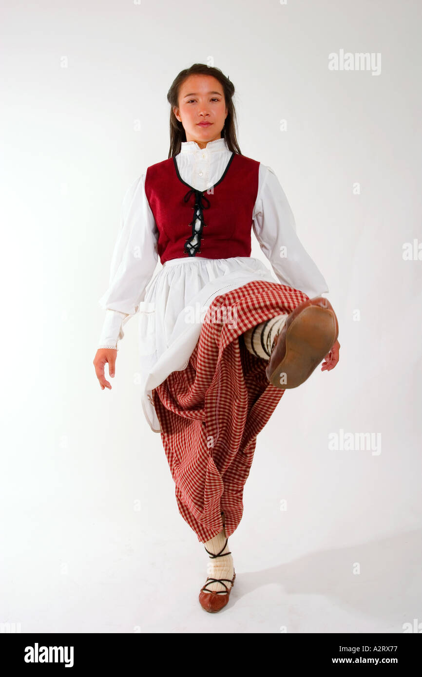 Junge Tänzerin mit baskischen Trachten Stockfoto