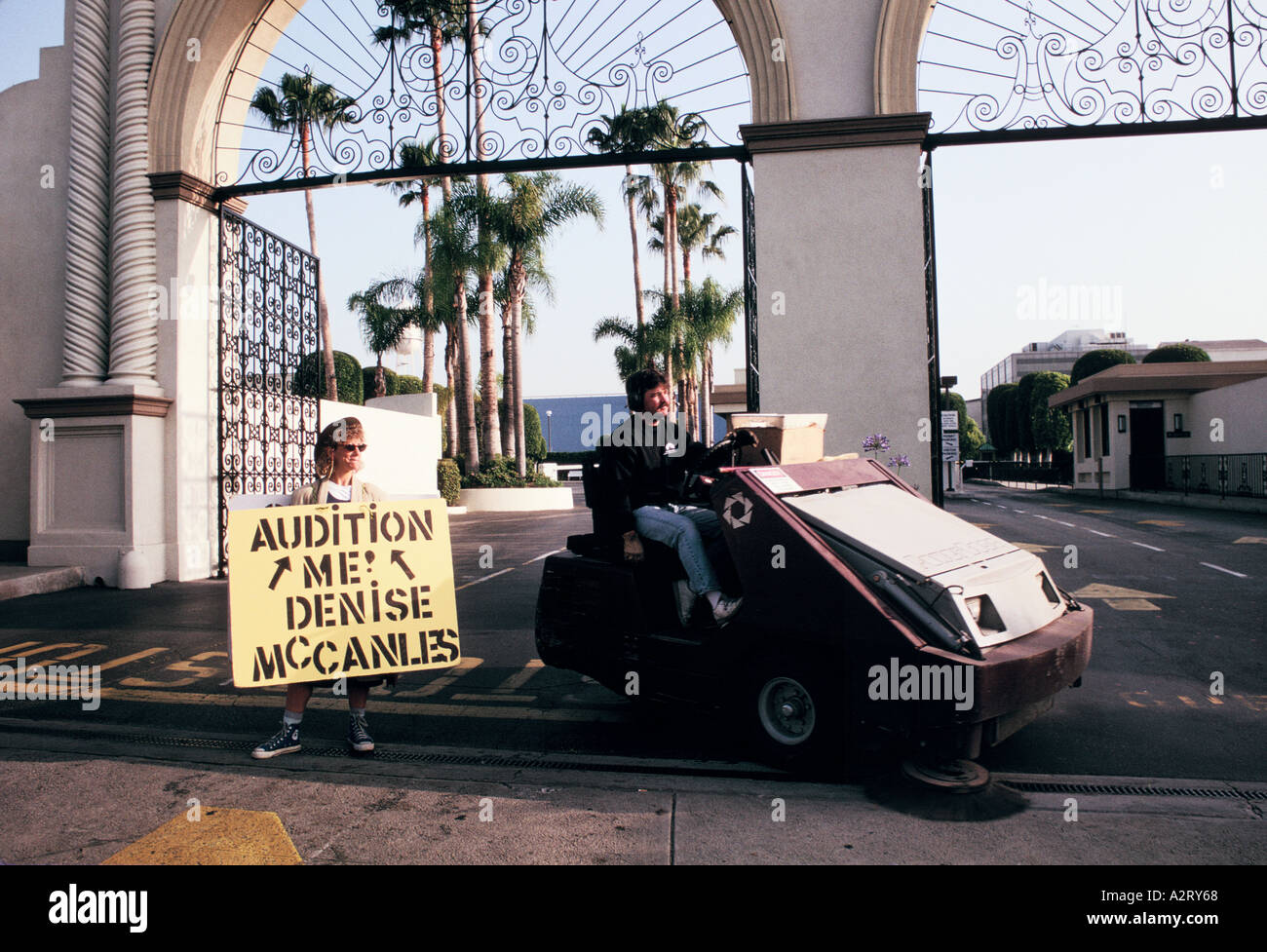 aus der Arbeit Schauspielerin außerhalb Paramount Studios in Hollywood Stockfoto