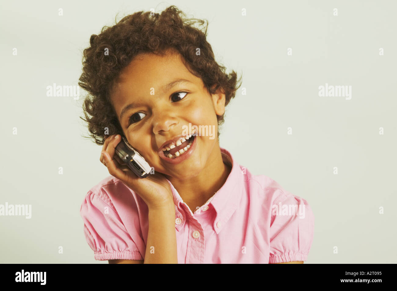 Junges Mädchen telefonieren mit einem Handy Stockfoto