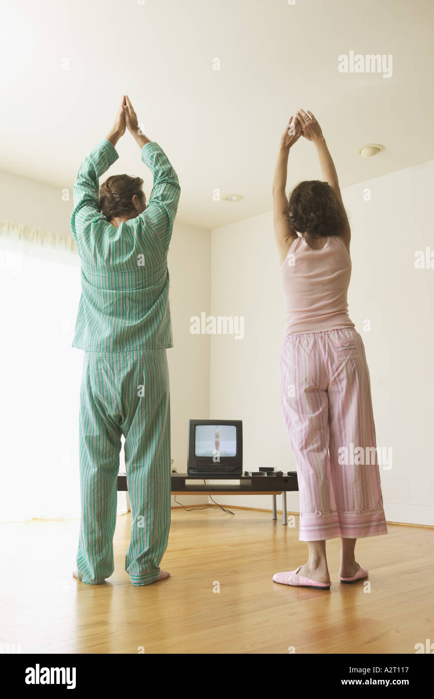 Applying paar Ausübung zu einem TV-Programm Stockfoto