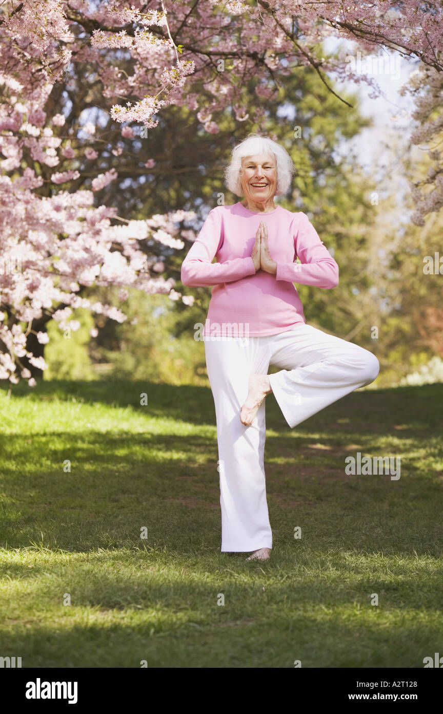 Ältere Frau in einer Yogaposition Stockfoto