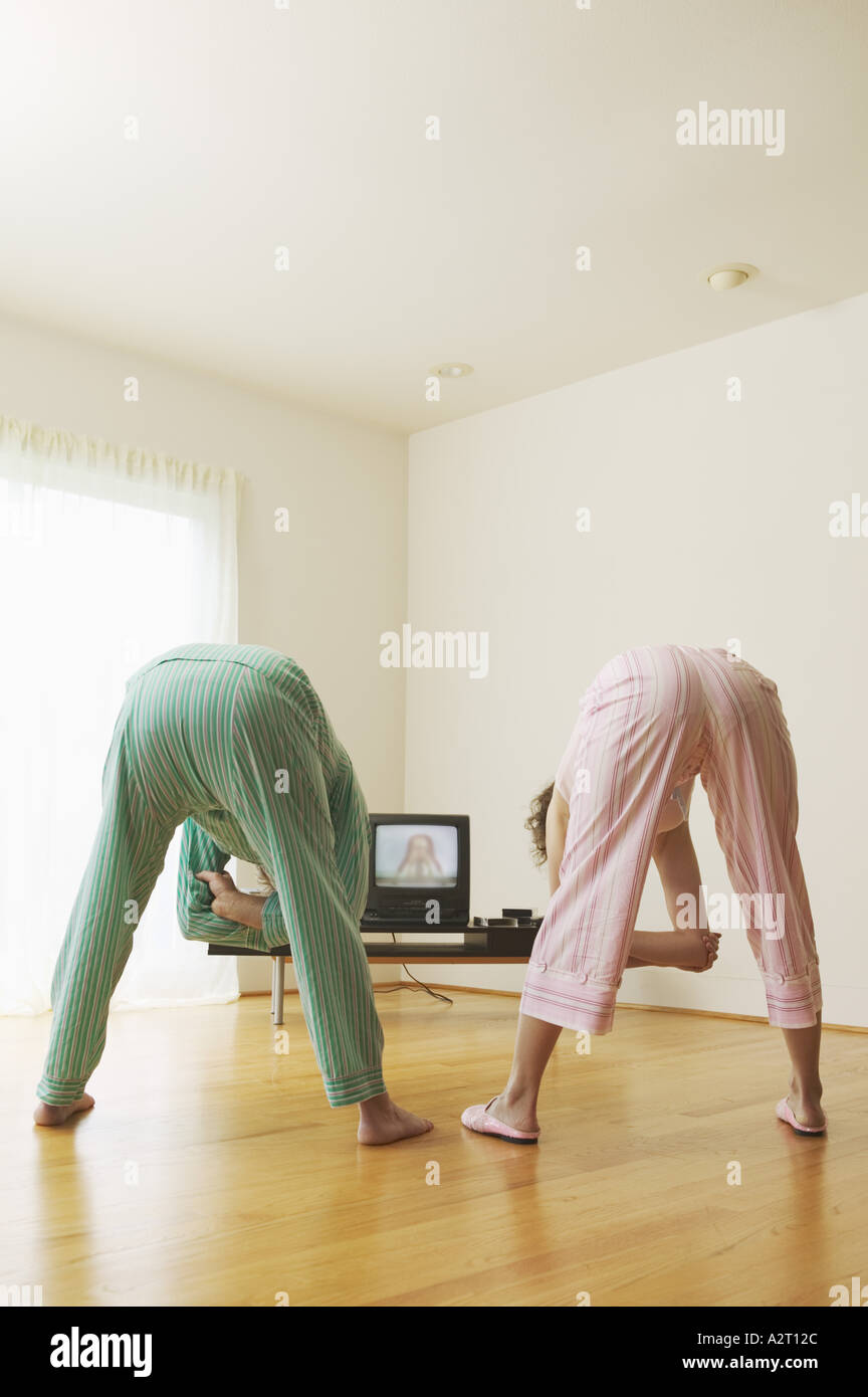 Applying paar Ausübung zu einem TV-Programm Stockfoto