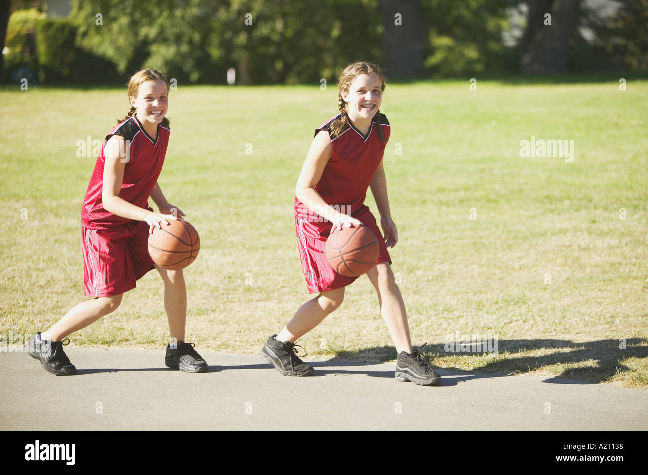 Teen Zwillingsmädchen dribbling Basketbälle Stockfoto