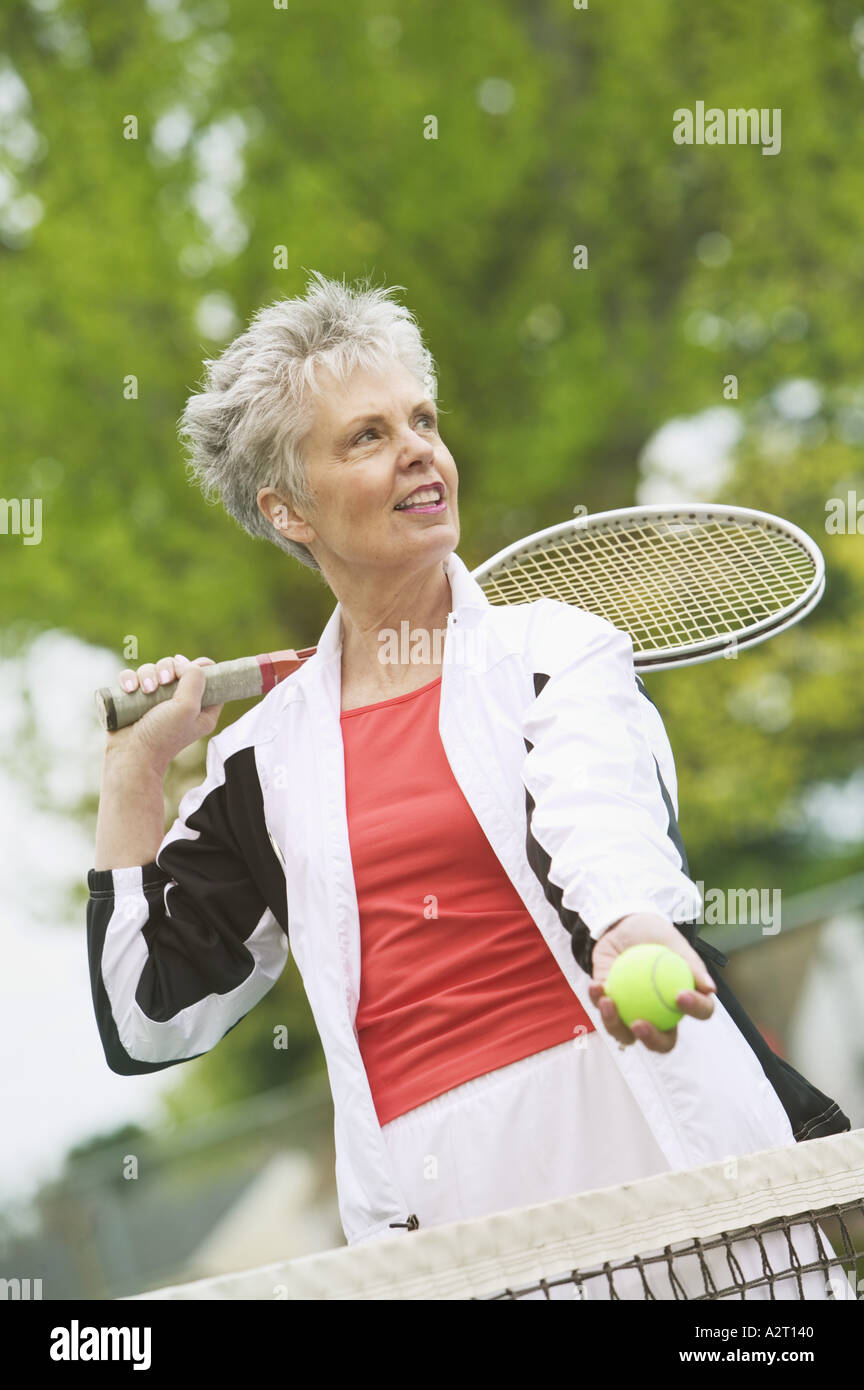 Eine Frau mittleren Alters, die Tennis spielen Stockfoto