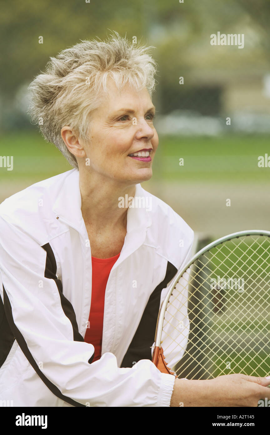 Weiße mittlere gealterte Frau Tennis spielen Stockfoto