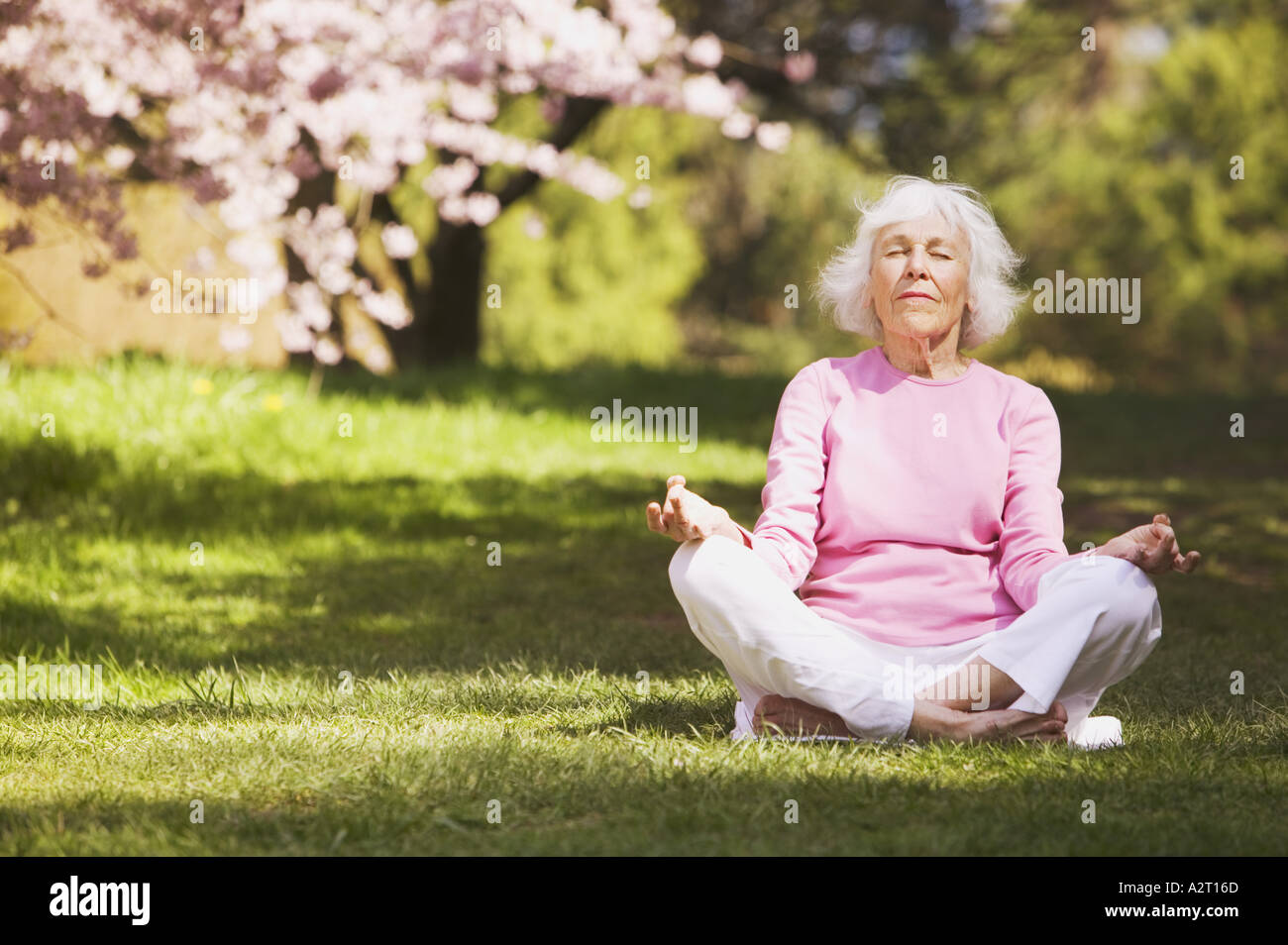 Ältere Frau in einer Yogaposition Stockfoto