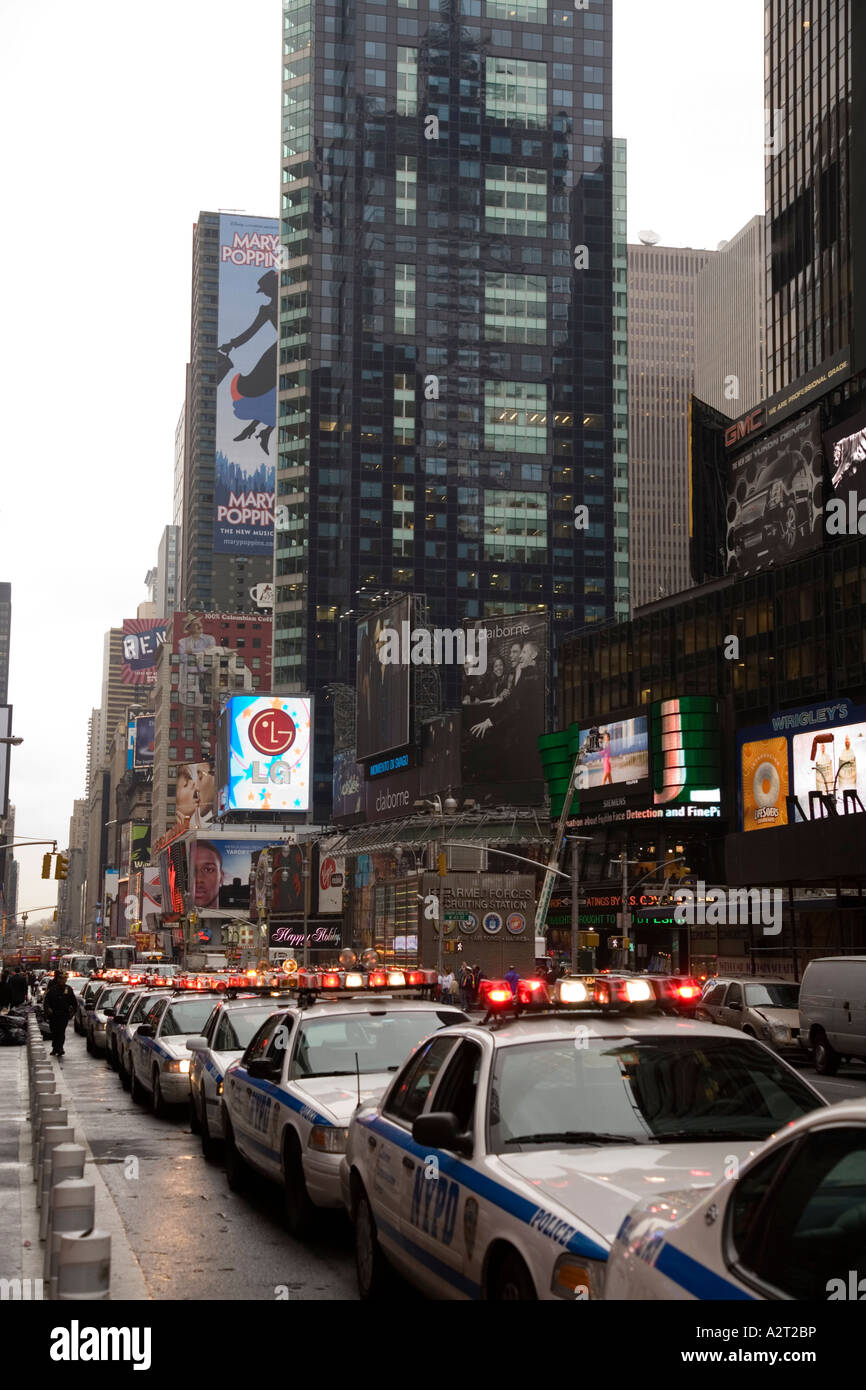 NYPD Autos auf Übung Times Square Manhattan New York USA Stockfoto