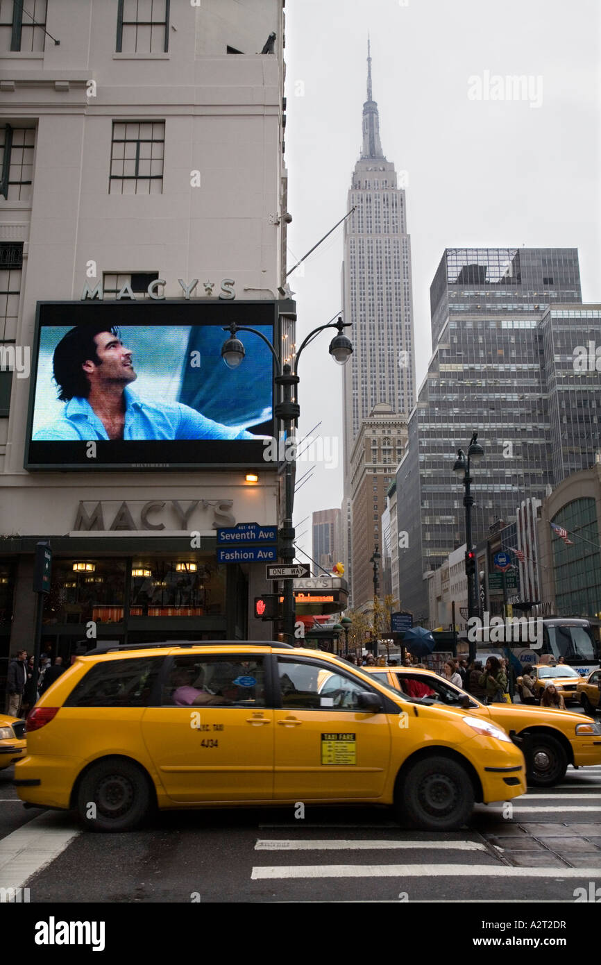 Kaufhaus Macy s und Empire State Building New York City USA Stockfoto