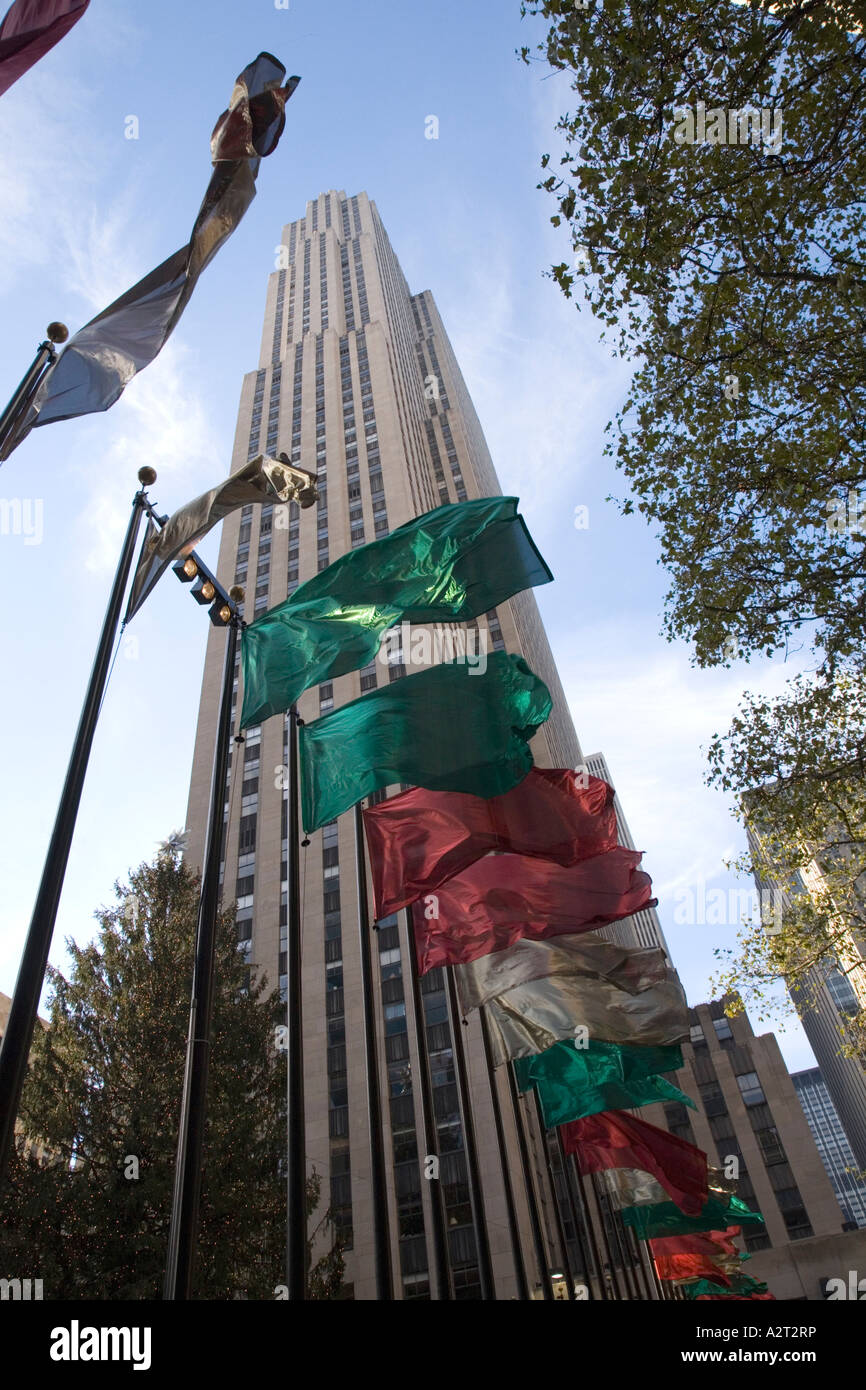 Dekorationen und Weihnachtsbaum am Rockefeller Center Christmas New York City USA Flagge Stockfoto