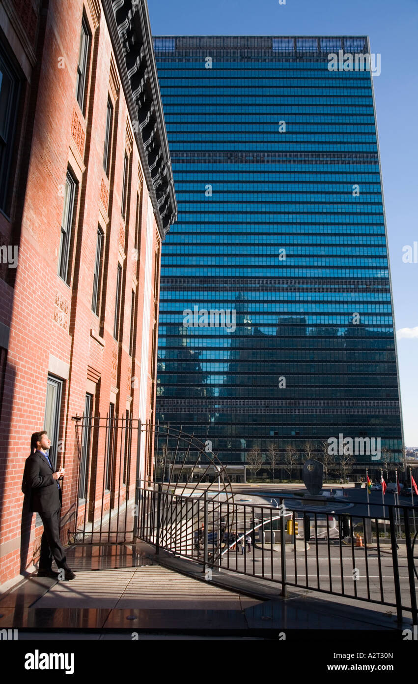 Gebäude der Vereinten Nationen und Arbeiter eine Pause, New York City USA Stockfoto