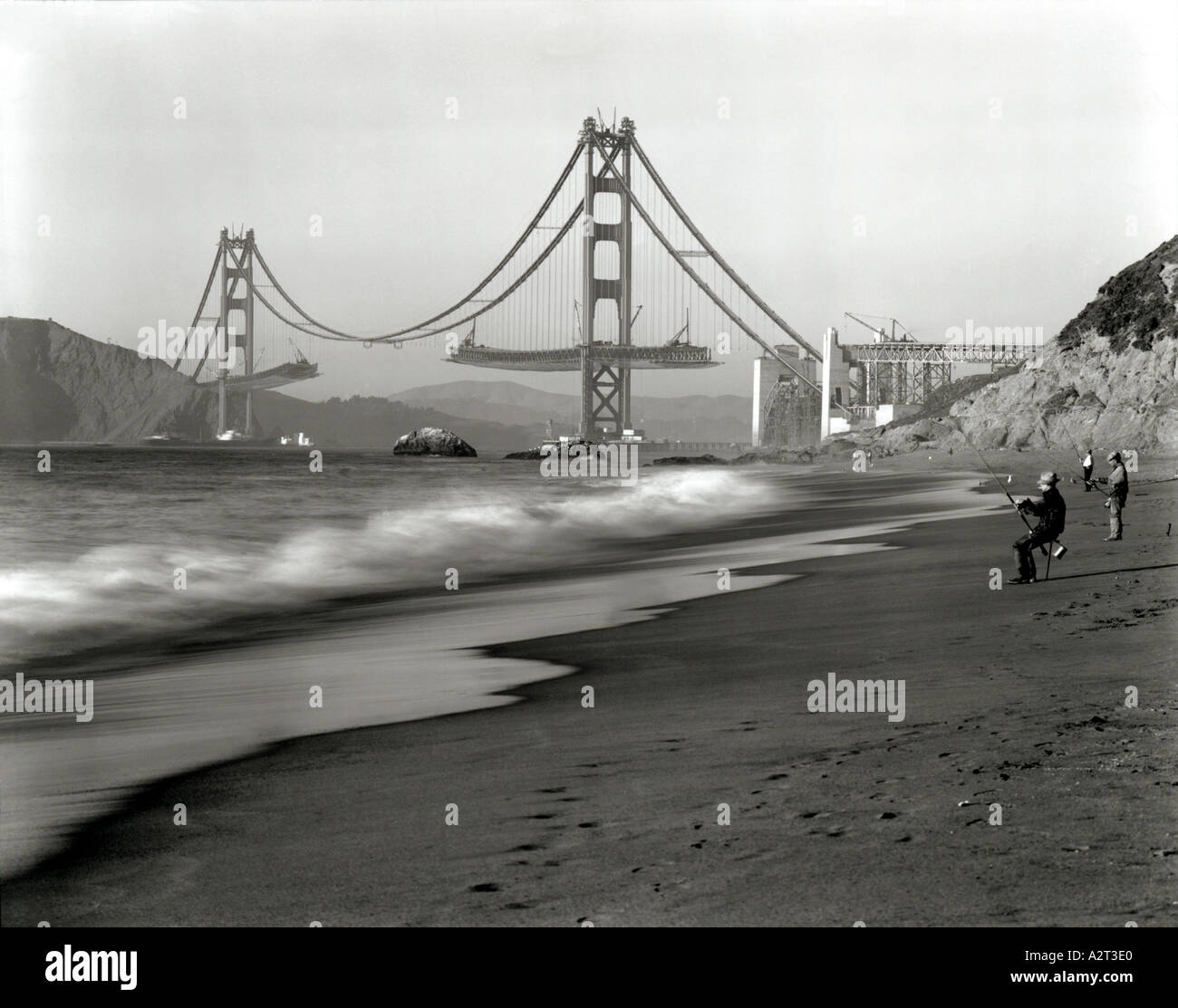 Brandungsangeln Sie in den Pazifischen Ozean durch die Golden Gate Bridge Stockfoto