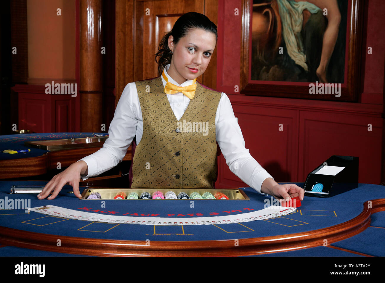 Junge Frauen spielen Casino Karte Elektron Spielautomat Rouletterad Wetten Shop rechtliche sucht Gewohnheit Überprüfung Ergebnis ansehen Stockfoto