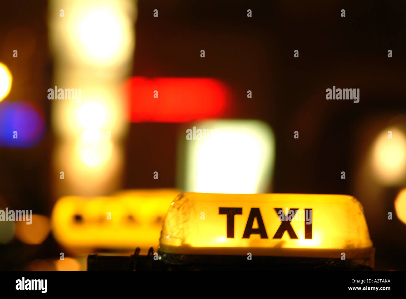 Taxi Schild auf in der Nacht warten im Rang in Prag Tschechische Republik Stockfoto