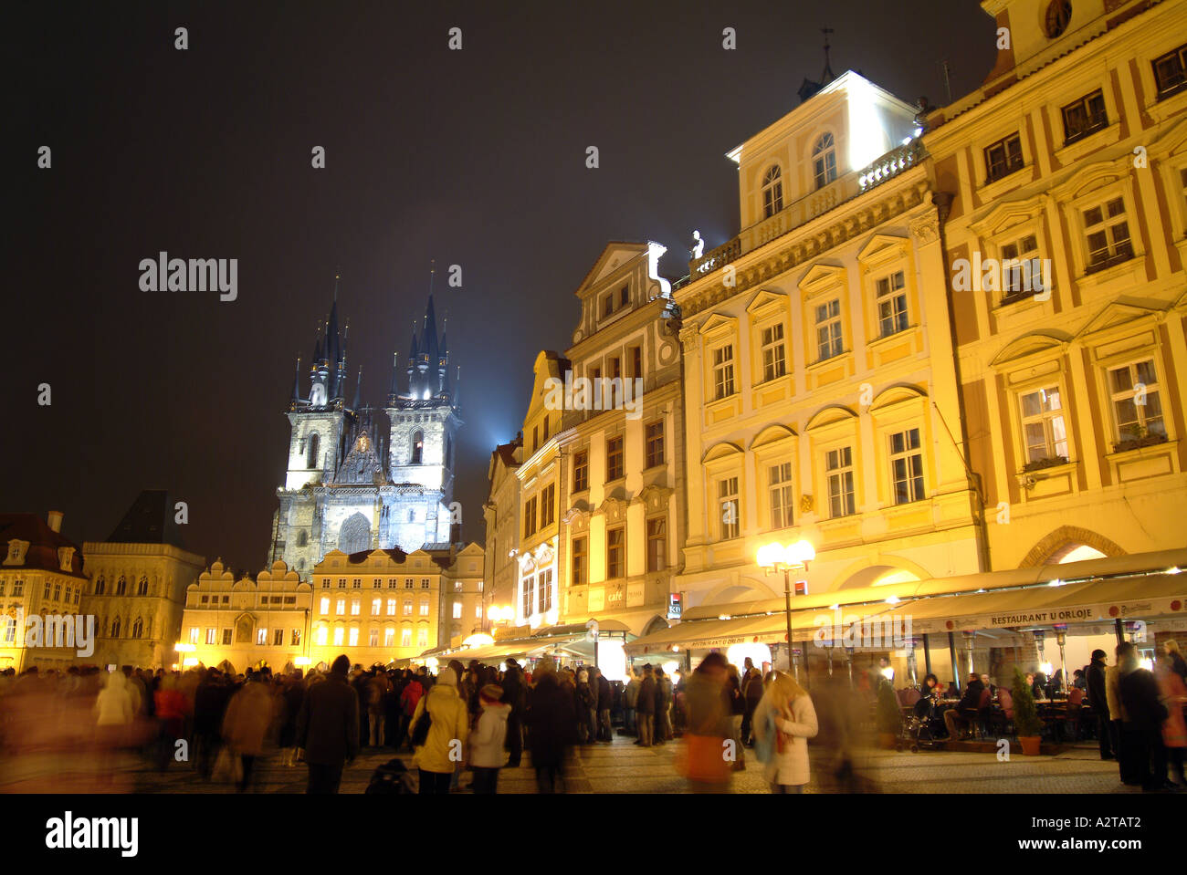 St. Johannes von Nepomuk Kirche beleuchtet in der Nacht in Old Town Square Plaza, Prager Stockfoto
