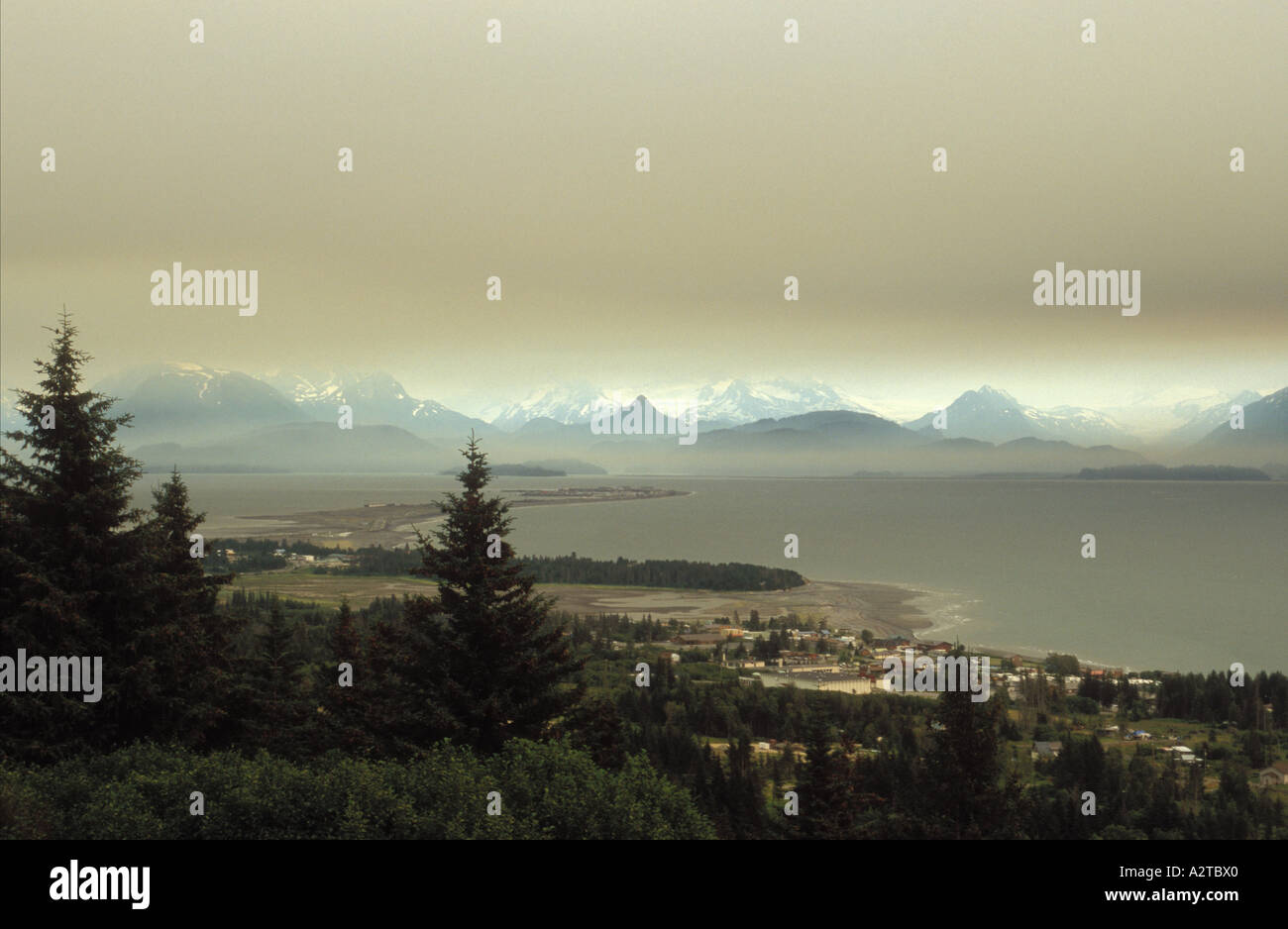 Rauch von Waldbränden über Stadt Homer und Kachemak Bay Kenai-Halbinsel Alaska Stockfoto