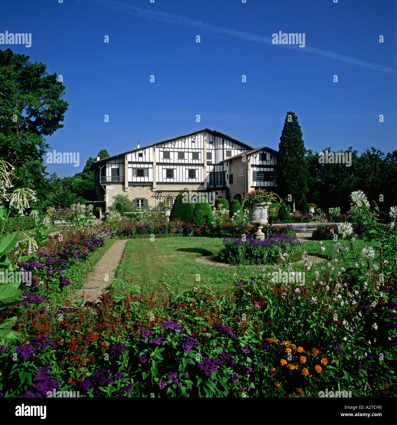 VILLA ARNAGA UND GARTEN EDMOND ROSTAND ANWESEN CAMBO-LES-BAINS PYRENÄEN ATLANTIQUES BASKENLAND FRANKREICH EUROPA Stockfoto